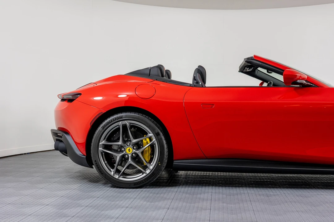 2025 Ferrari Roma Spider - Image 18 of 21