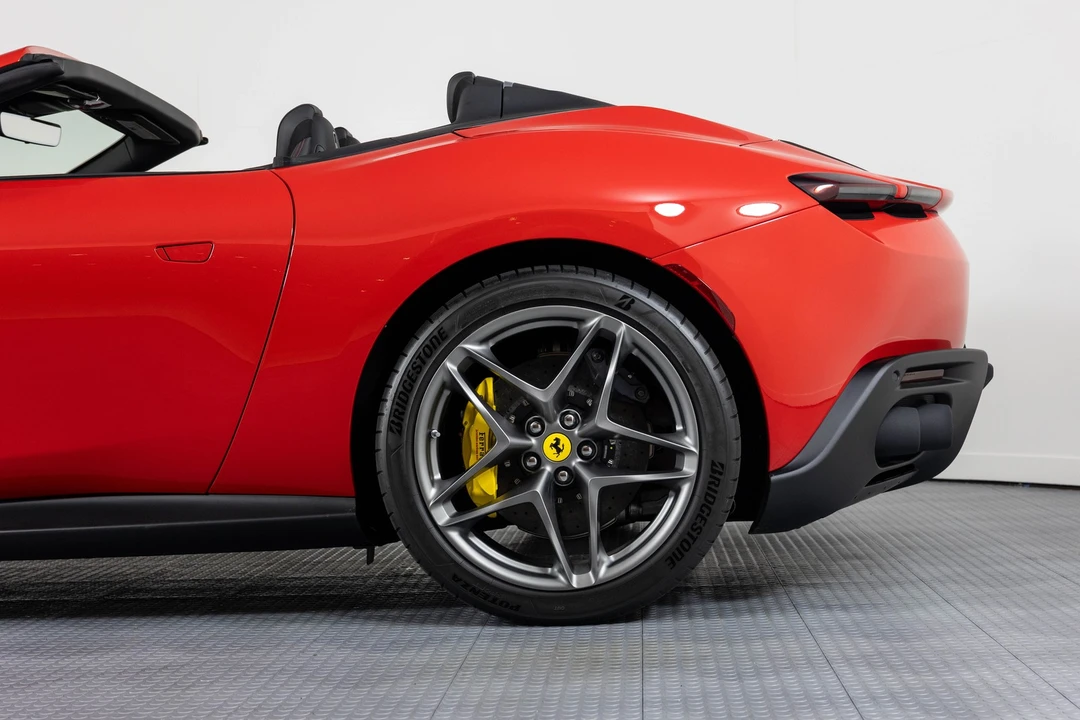 2025 Ferrari Roma Spider - Image 17 of 21