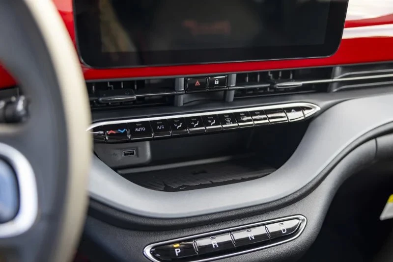 2025 Fiat 500e - Image 13 of 20