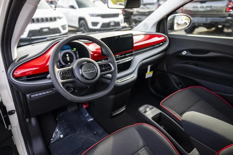 2025 Fiat 500e - Image 11 of 20