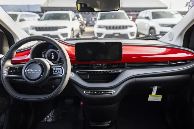 2025 Fiat 500e - Image 17 of 20