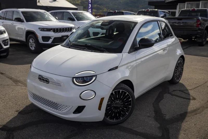 2025 Fiat 500e - Image 4 of 20