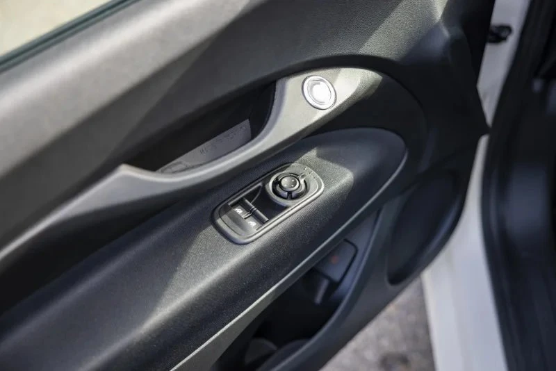 2025 Fiat 500e - Image 10 of 20