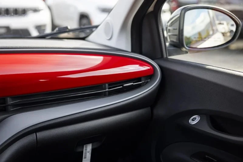 2025 Fiat 500e - Image 18 of 20