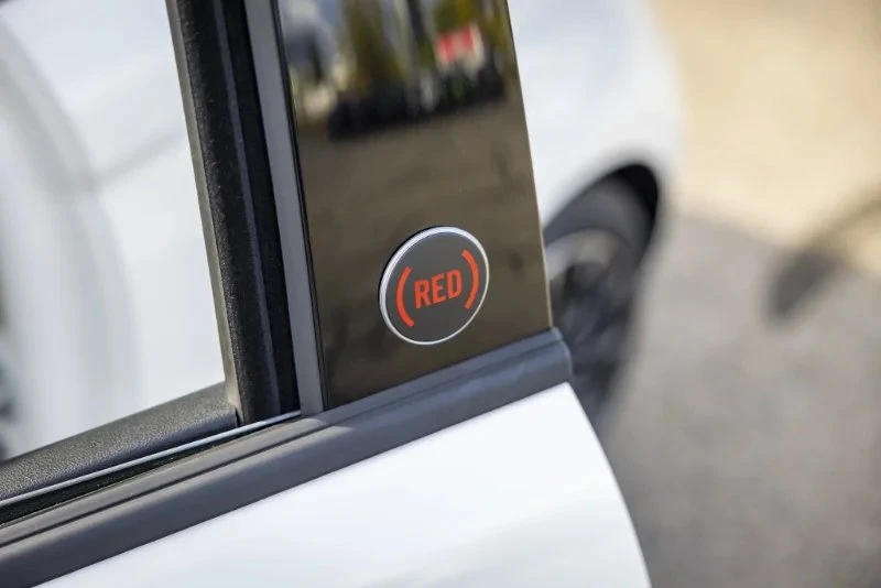 2025 Fiat 500e - Image 8 of 20