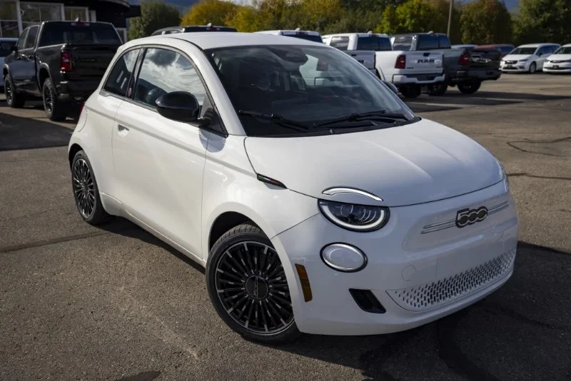 2025 Fiat 500e - Image 2 of 20