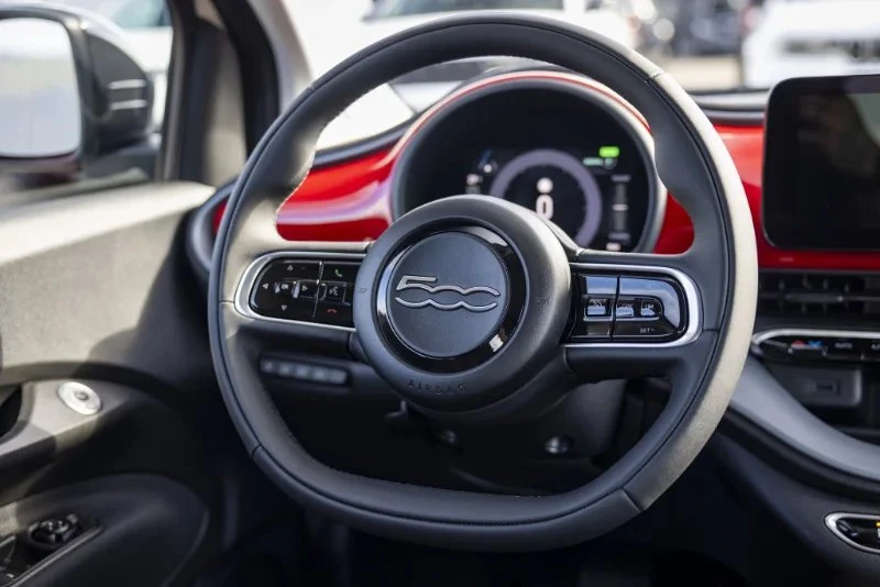 2025 Fiat 500e - Image 16 of 20