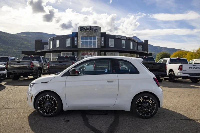 2025 Fiat 500e - Image 5 of 20
