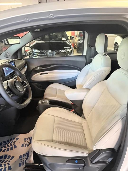 2025 Fiat 500e - Image 9 of 18