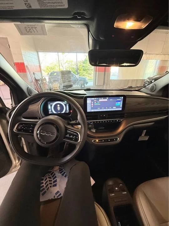 2025 Fiat 500e - Image 14 of 18