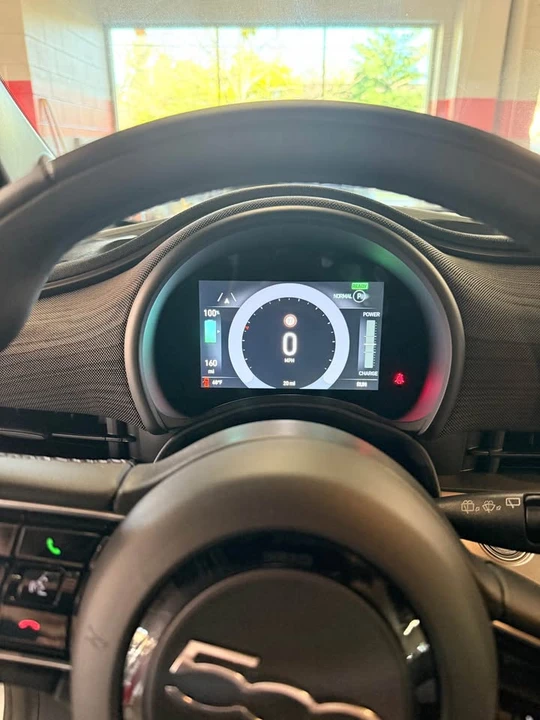 2025 Fiat 500e - Image 15 of 18