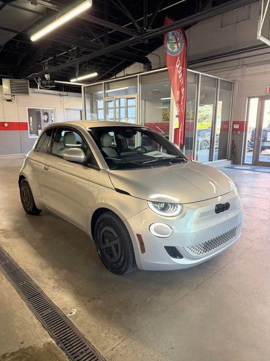 2025 Fiat 500e - Image 6 of 18