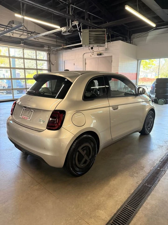 2025 Fiat 500e - Image 5 of 18