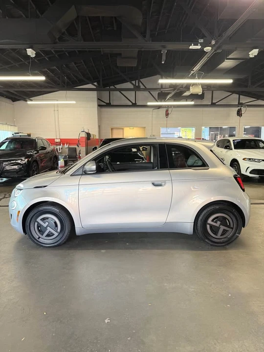 2025 Fiat 500e - Image 2 of 18