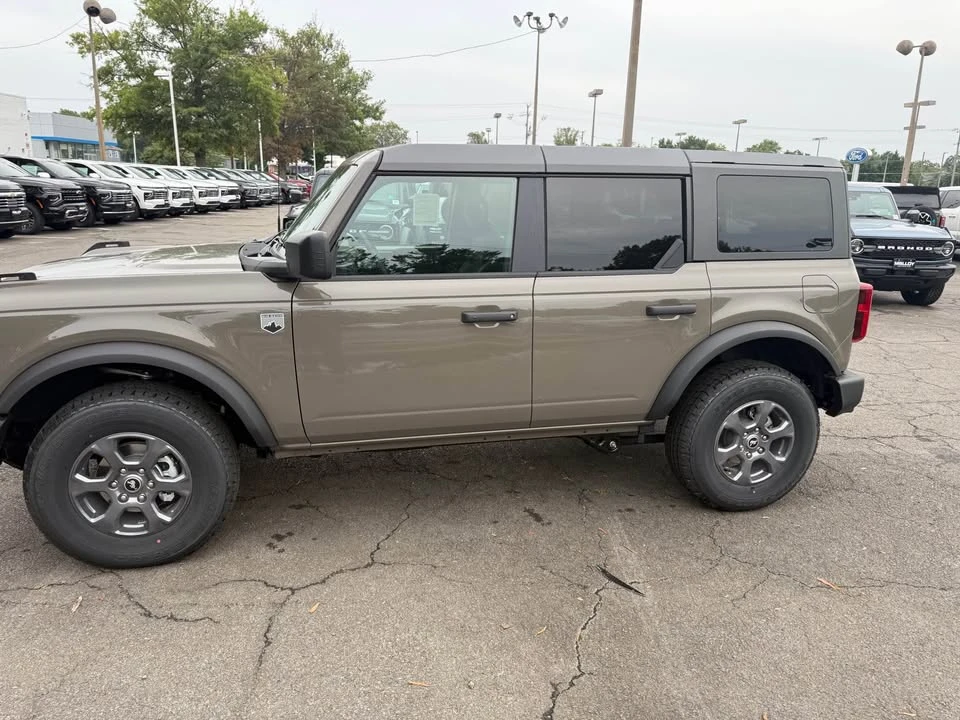 2025 Ford Bronco 6th Gen - Image 8 of 9