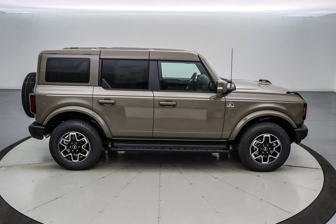 2025 Ford Bronco 6th Gen - Image 4 of 21