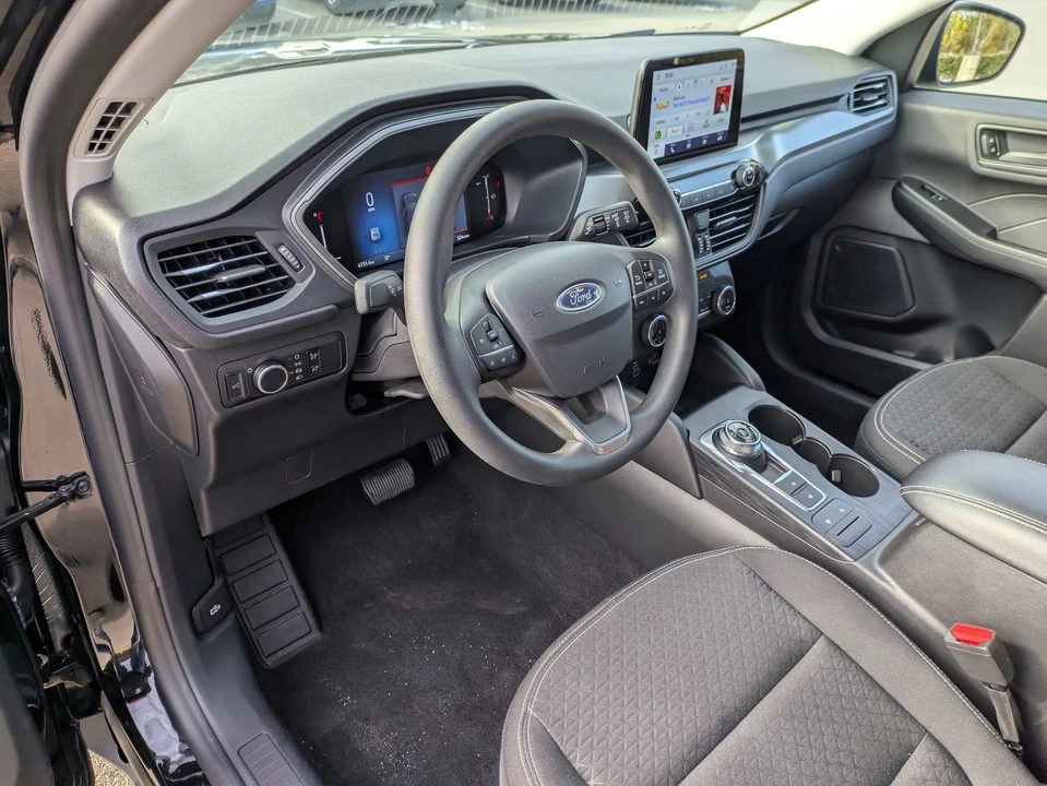 2025 Ford Escape - Image 14 of 21