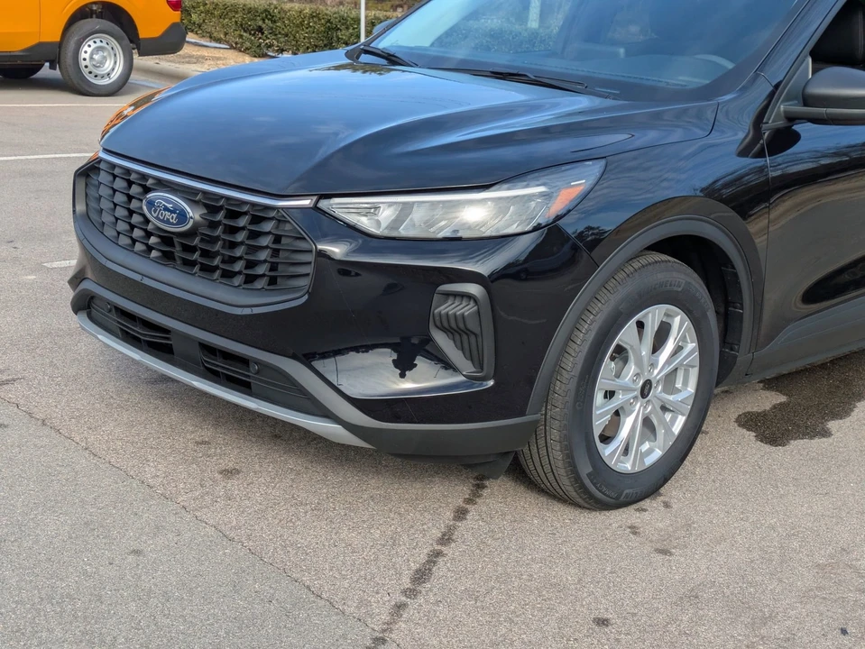 2025 Ford Escape - Image 10 of 21