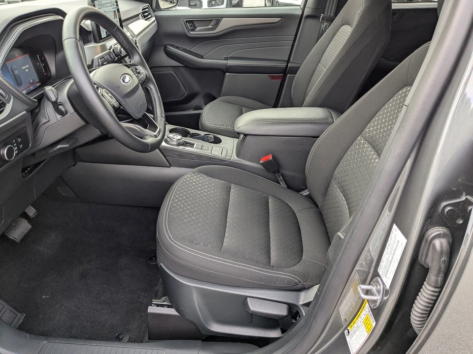 2025 Ford Escape - Image 14 of 21