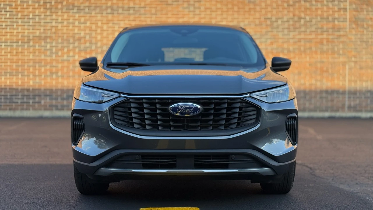 2025 Ford Escape - Image 2 of 21