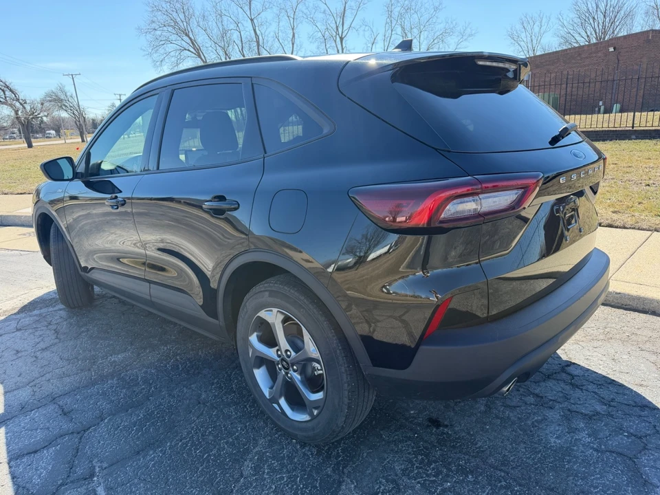 2025 Ford Escape - Image 9 of 21