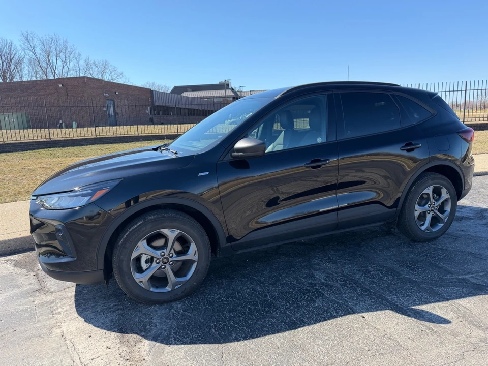 2025 Ford Escape - Image 2 of 21