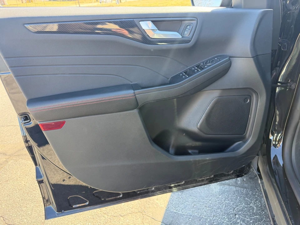 2025 Ford Escape - Image 12 of 21