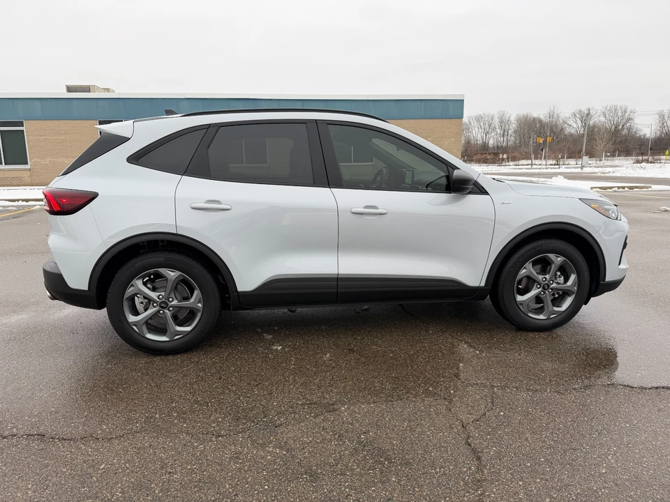 2025 Ford Escape - Image 8 of 21
