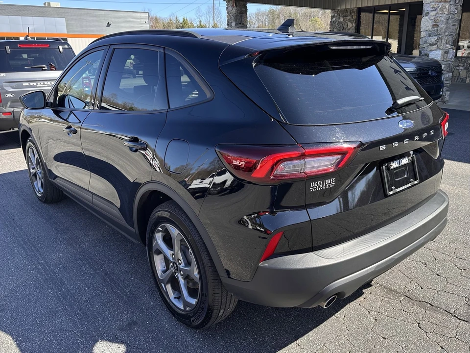 2025 Ford Escape - Image 8 of 31