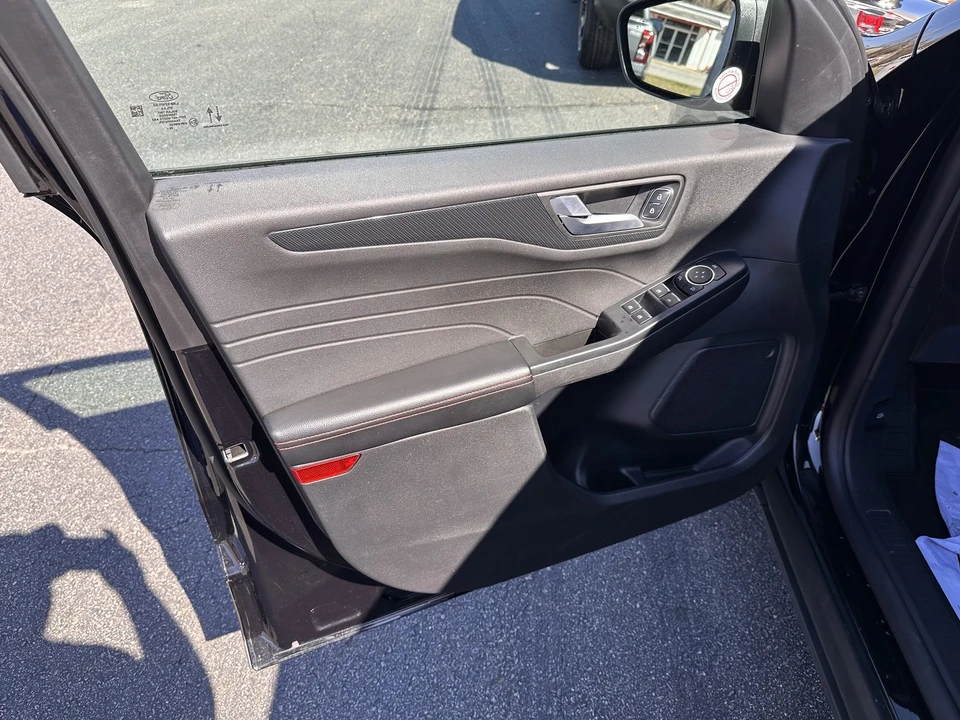 2025 Ford Escape - Image 9 of 31