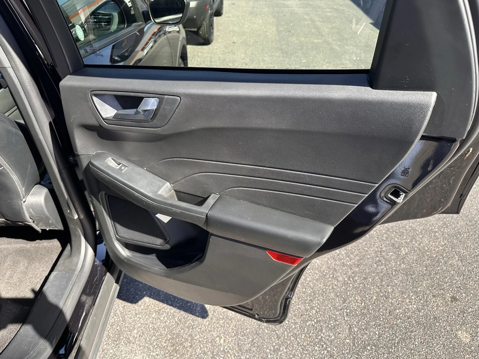 2025 Ford Escape - Image 15 of 31