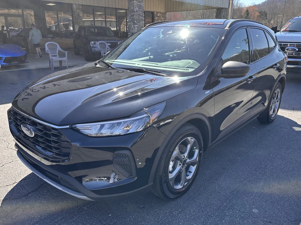 2025 Ford Escape - Image 2 of 31