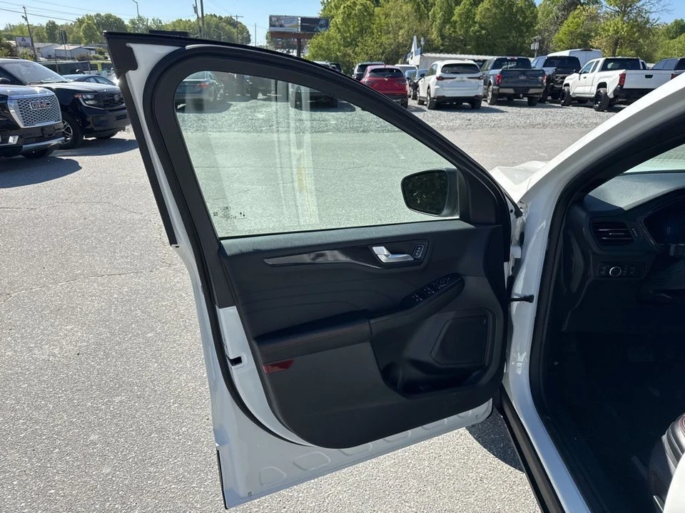 2025 Ford Escape - Image 23 of 31