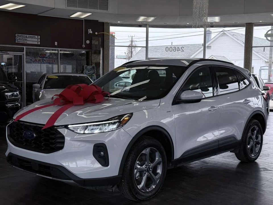 2025 Ford Escape - Image 2 of 31