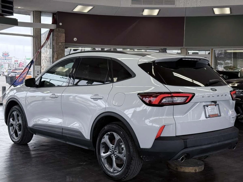 2025 Ford Escape - Image 11 of 31