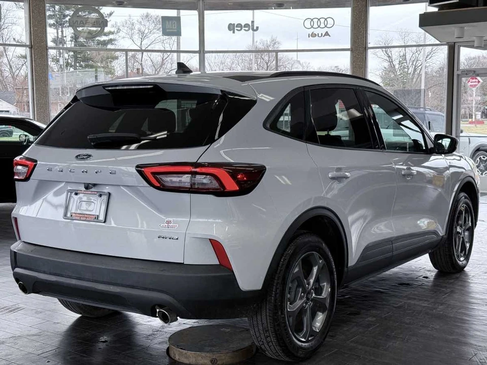 2025 Ford Escape - Image 10 of 31