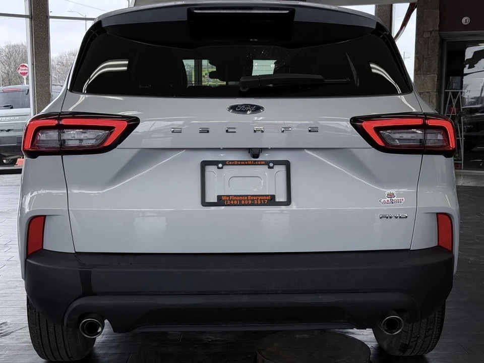 2025 Ford Escape - Image 14 of 31