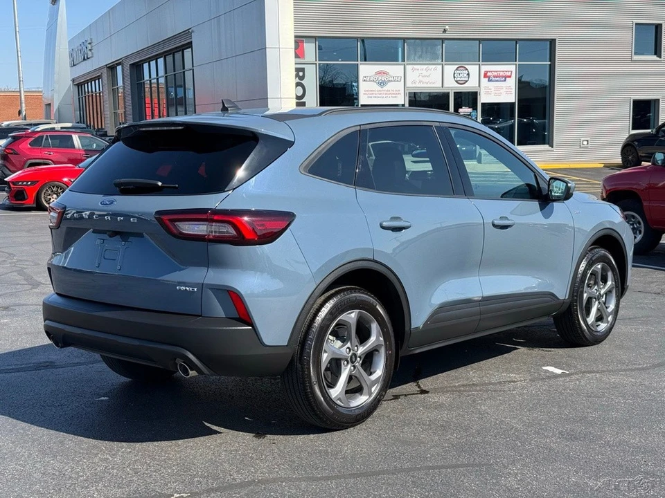 2025 Ford Escape - Image 3 of 12