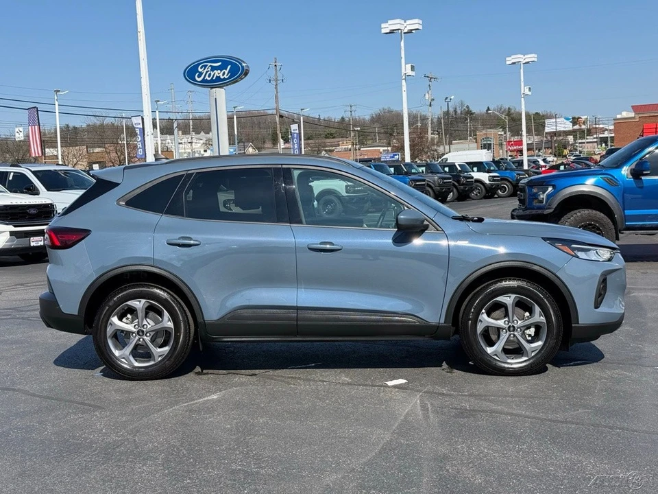 2025 Ford Escape - Image 2 of 12