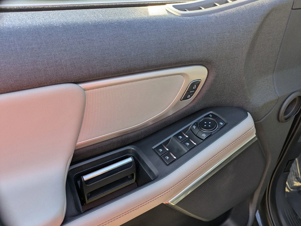 2025 Ford Expedition 5th Gen - Image 16 of 31