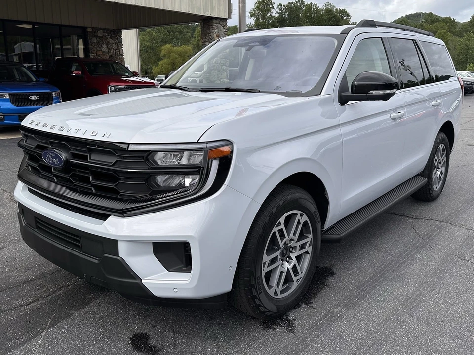2025 Ford Expedition 5th Gen - Image 2 of 12