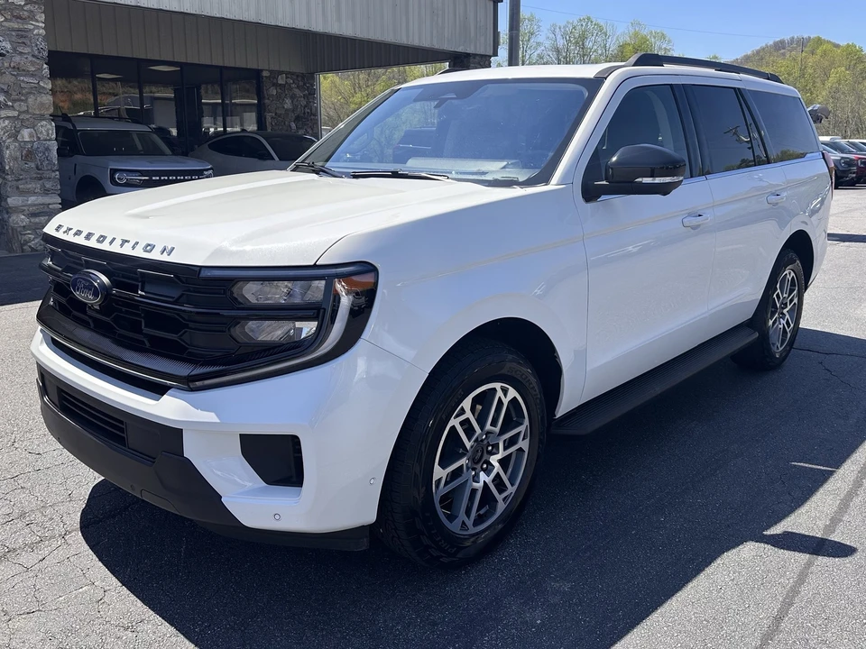 2025 Ford Expedition 5th Gen - Image 2 of 31