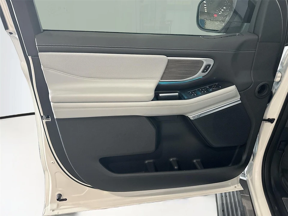 2025 Ford Expedition 5th Gen - Image 9 of 17