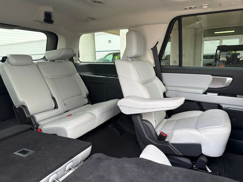 2025 Ford Expedition 5th Gen - Image 13 of 31