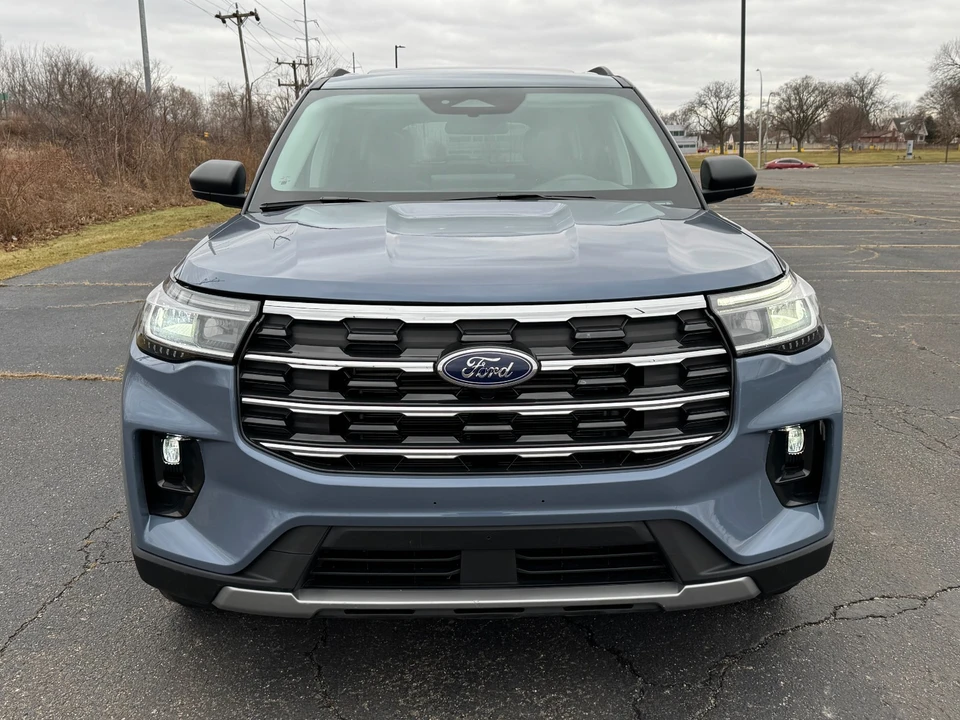 2025 Ford Explorer 6th Gen - Image 2 of 21