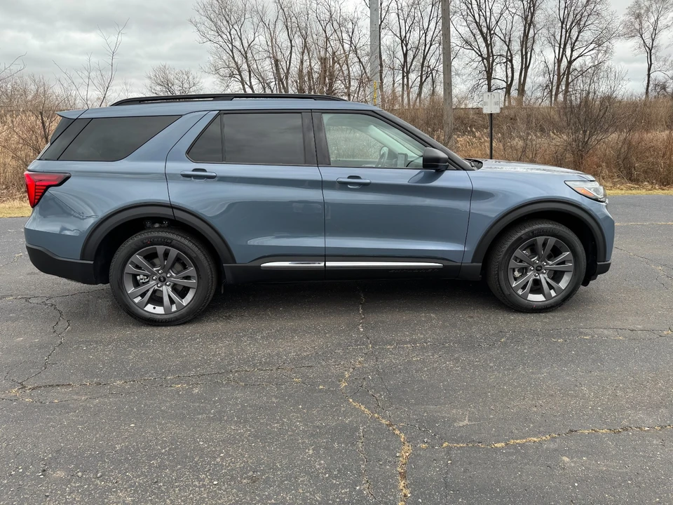 2025 Ford Explorer 6th Gen - Image 8 of 21