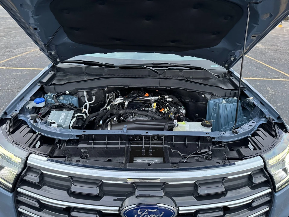 2025 Ford Explorer 6th Gen - Image 9 of 21
