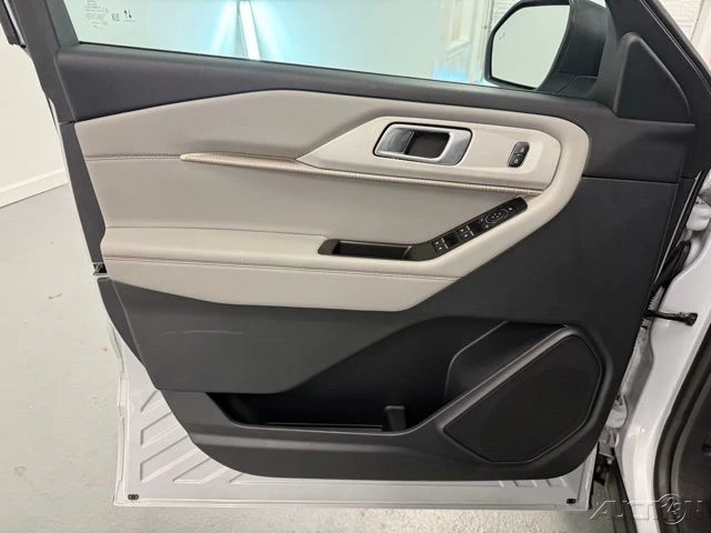 2025 Ford Explorer 6th Gen - Image 14 of 21
