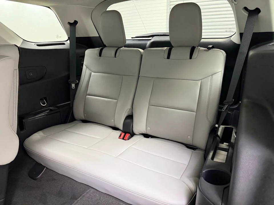 2025 Ford Explorer 6th Gen - Image 19 of 21