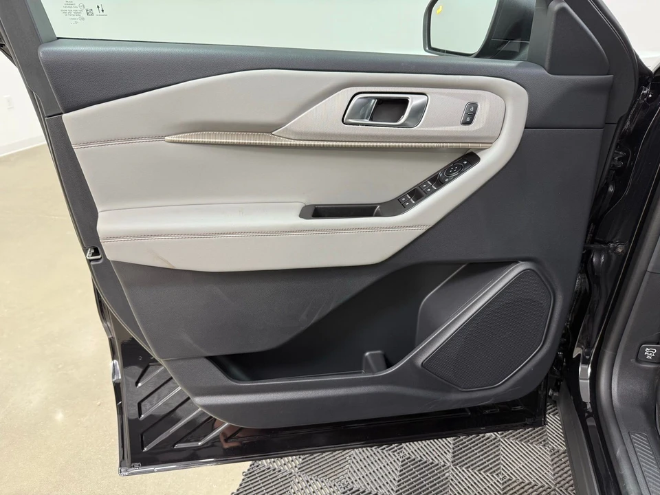 2025 Ford Explorer 6th Gen - Image 9 of 21